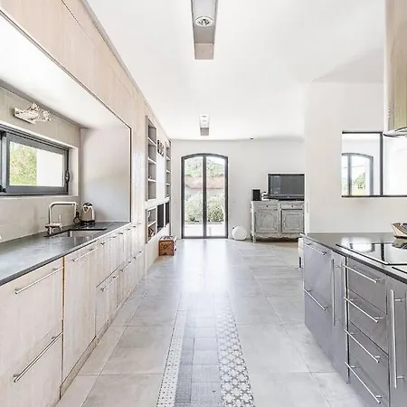 Fully Renovated Provencal House ! 홈스테이 쎙뜨호뻬