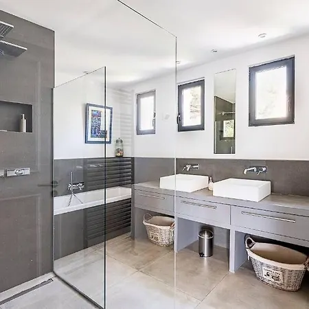 Fully Renovated Provencal House ! 홈스테이